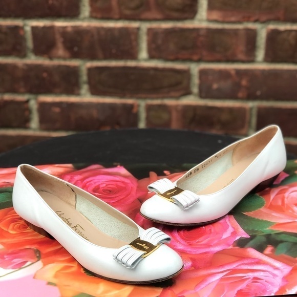 Vintage SALVATORE FERRAGAMO Niccola White Leather Flats bow buckle Size 6.5 AA - Picture 1 of 13